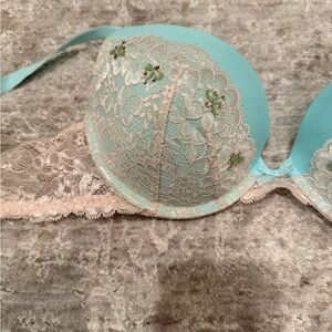 Victoria’s Secret Dream Angels push-upElegant Lace Trimmed Bra in Aqua and Cream